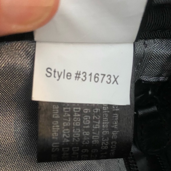 1 Victorinox rolling carry on, 2 Tumi Dopp kits, Travel organizer and amenities - Picture 9 of 16